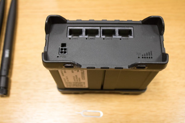 Na přední straně Routeru RUT950  najdete 4 ethernetové porty, konektor napájecího adaptéru. Také stavové LED  diody indikující sílu signálu.